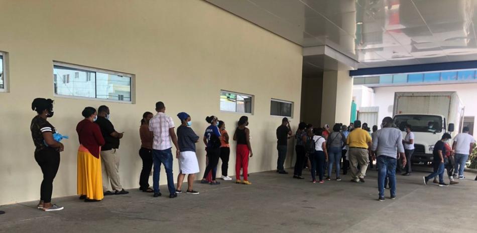 Familiares hacen filas para saber sobre la evolución de su pariente ingresado por coronavirus en el hospital Luis Eduardo Aybar.