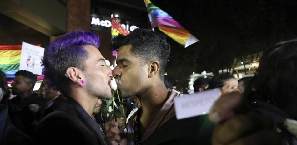 Una pareja de hombres participa en un “besaton” durante un una protesta a favor de los derechos de la comunidad LGBT en Bogotá, el miércoles 17 de abril de 2019.

Foto: AP/Fernando Vergara