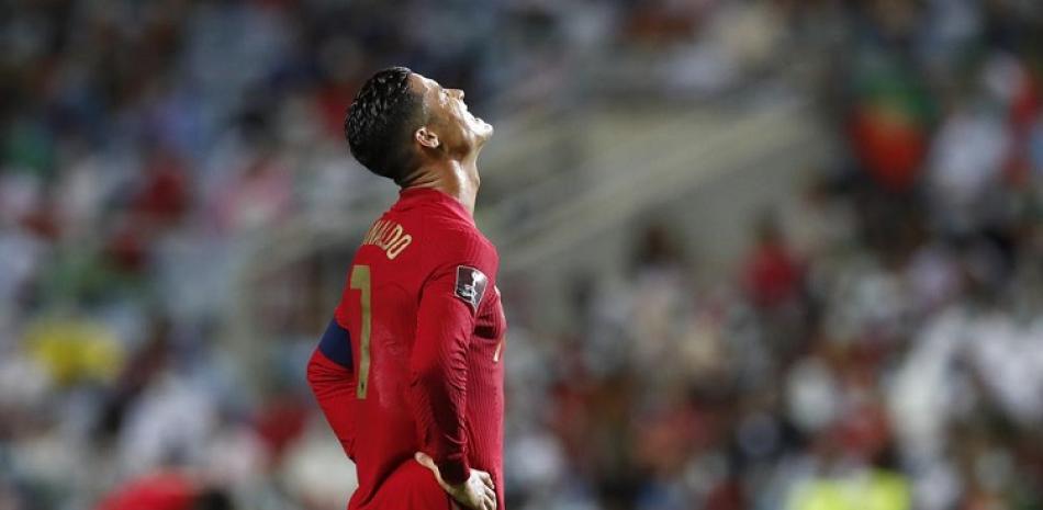 El astro de Portugal Cristiano Ronaldo reacciona durante un partido eliminatorio para la Copa del Mundo 2022 contra Irlanda en el estadio Algarve, en Faro, Portugal.