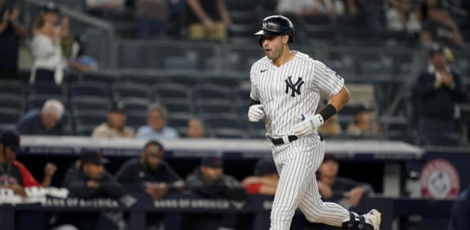 Joey Gallo recorre las bases luego de disparar uno de sus dos vuelacercas