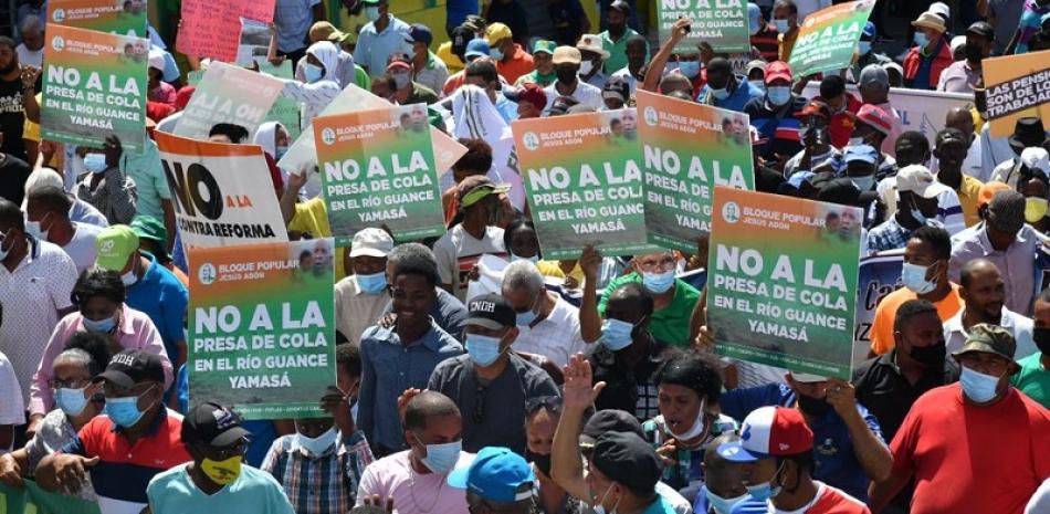 Los manifestantes en plena marcha con sus carteles en manos. Jorge Cruz / LD.