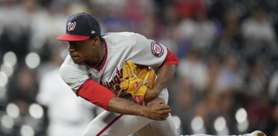 El pitcher abridor de los Nacionales de Washington Josiah Gray trabaja contra los Rockies de Colorado en el primer inning de su juego de béisbol en Denver.
