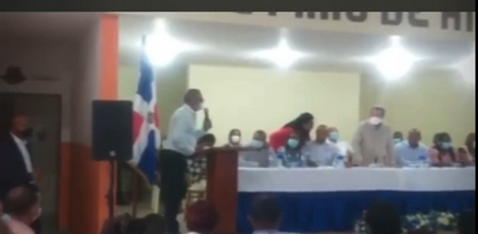 Captura de video donde el hombre reclama al presidente del PRM, José Ignacio Paliza. / Fuente externa