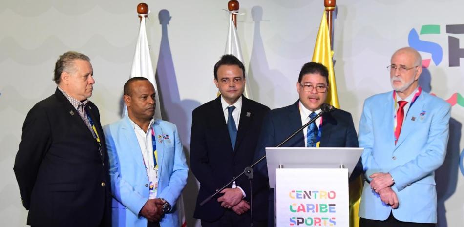 El ministro Francisco Camacho, mientras anunciaba el interés del presidente Luis Abinader de montar en el país los Juegos Centroamericanos. Le acompañan Antonio Acosta y Gilberto García, titular y secretario del COD, así como José Manuel Ramos y Arístides Fernández Zucco.