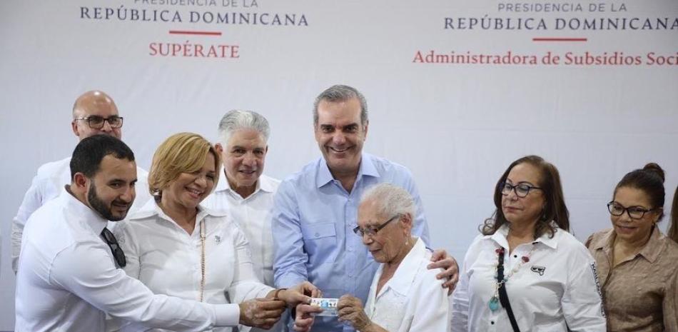El presidente Luis Abinader entregó ayer tarjetas Supérate durante un acto del programa de ayuda social realizado en el polideportivo Los Jazmines en Santiago. FUENTE EXTERNA