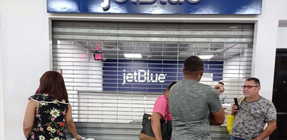 Oficina de JetBlue cerrada en el aeropuerto.