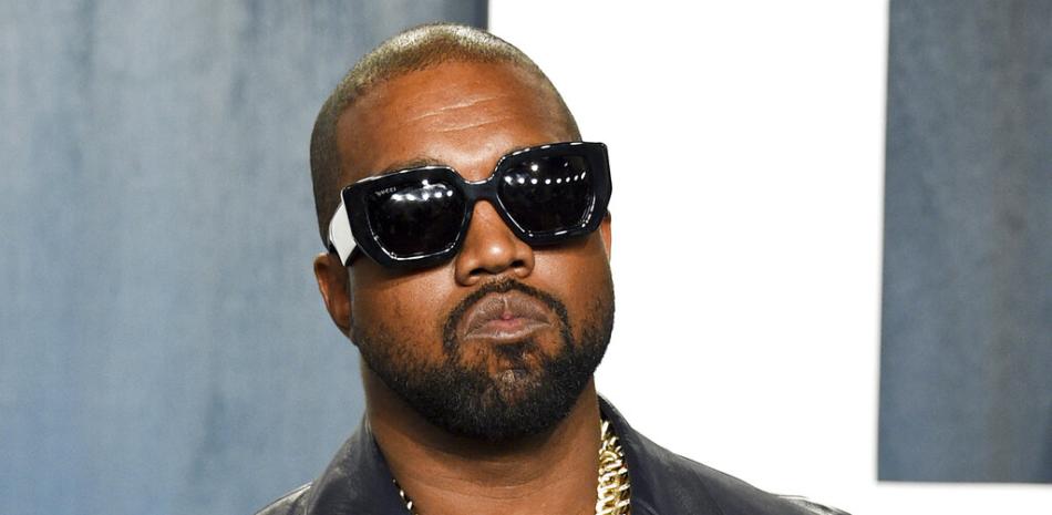 Kanye West llega a la fiesta del Oscar de Vanity Fair el 9 de febrero de 2020 en Beverly Hills, California. Balenciaga cortó vínculos comerciales con Ye, conocido antes como Kanye West, después de que el rapero fue bloqueado en Twitter e Instagram por publicaciones antisemitas, según reportes. (Foto Evan Agostini/Invision/AP, archivo)