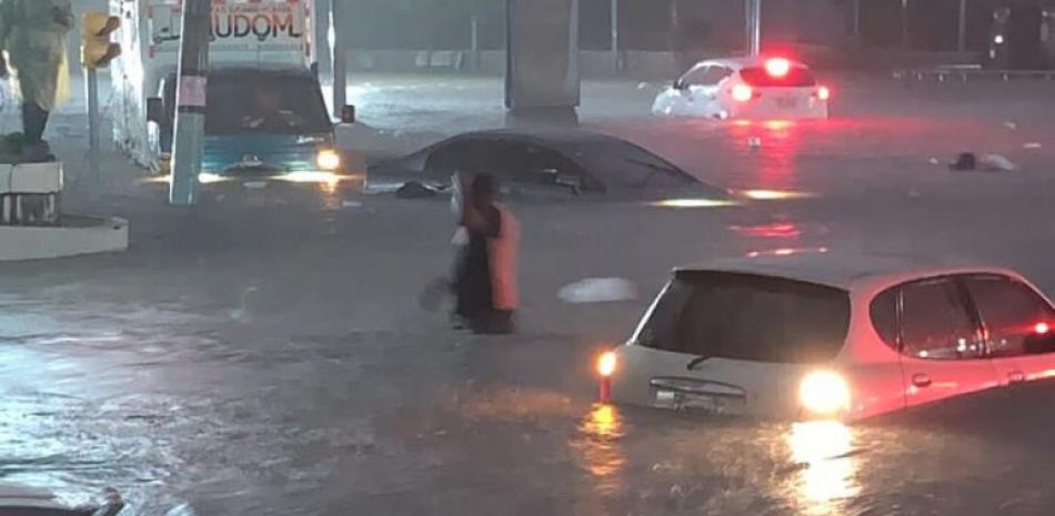 El pasado viernes las lluvias llenaron las calles del Gran Santo Domingo de vehículos quedados.