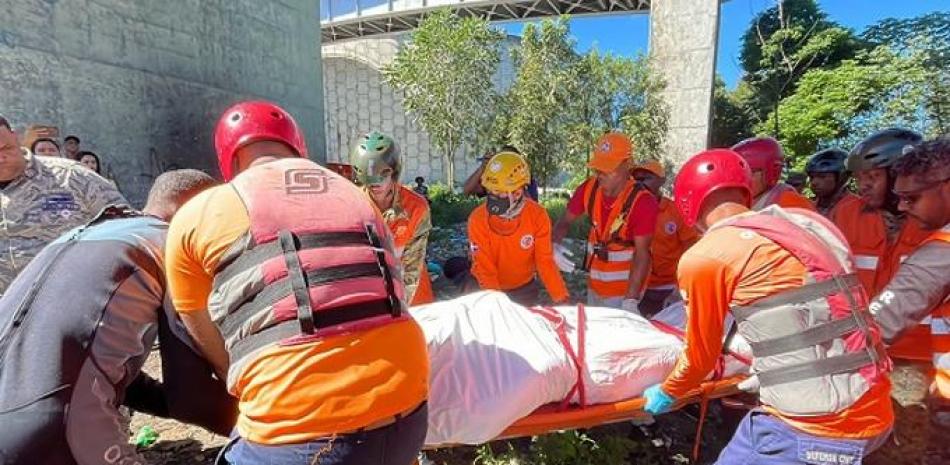 Equipo de la Defensa Civil halla cuerpo sin vida en la ribera del río Isabela.