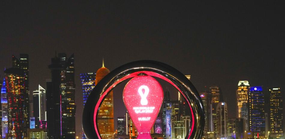 La gente se reúne alrededor del reloj oficial de cuenta regresiva que muestra el tiempo restante hasta el inicio de la Copa del Mundo 2022 en Doha, Qatar, el jueves 17 de noviembre de 2022.