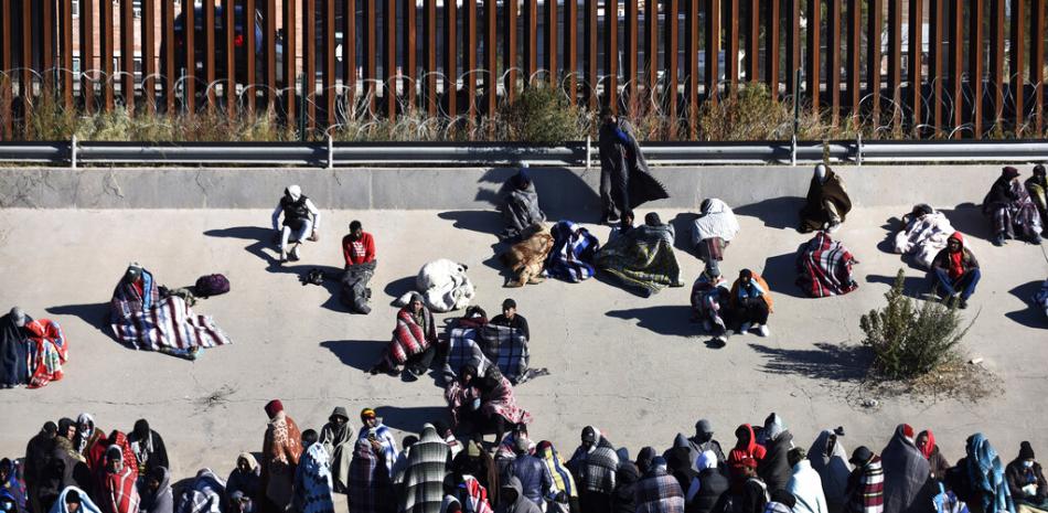 Migrantes Esperan Para Cruzar La Frontera Entre Estados Unidos Y México Desde Ciudad Juárez 7569