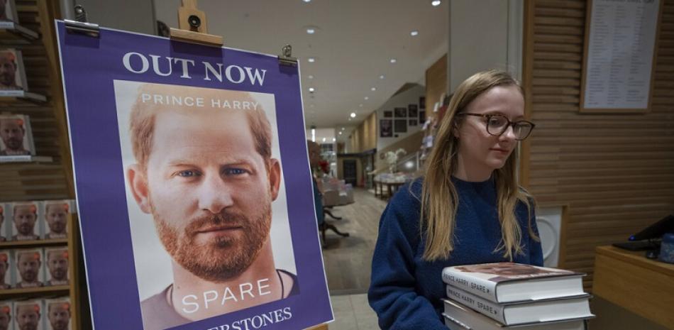 Foto: Lectores compran libro del Príncipe Harry | AP