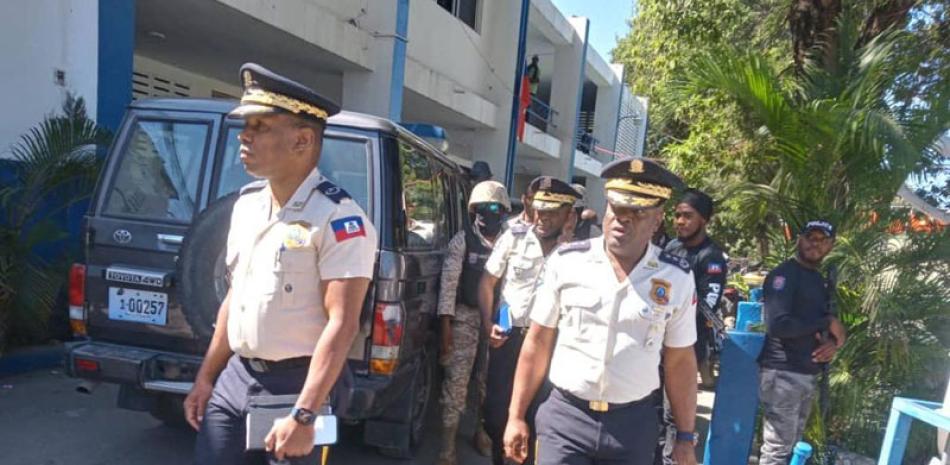 Oficiales de la policía haitiana llegan al lugar en Puerto Príncipe donde se les rindió homenaje a compañeros caídos. Fuente Externa