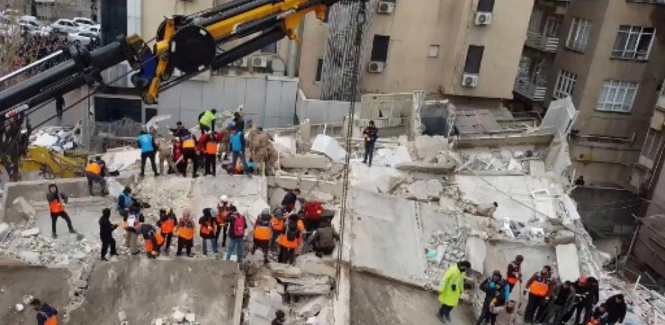 Los rescatistas buscan supervivientes entre los escombros en Sanliurfa, el 6 de febrero de 2023, después de que un terremoto de magnitud 7,8 azotara el sureste del país.