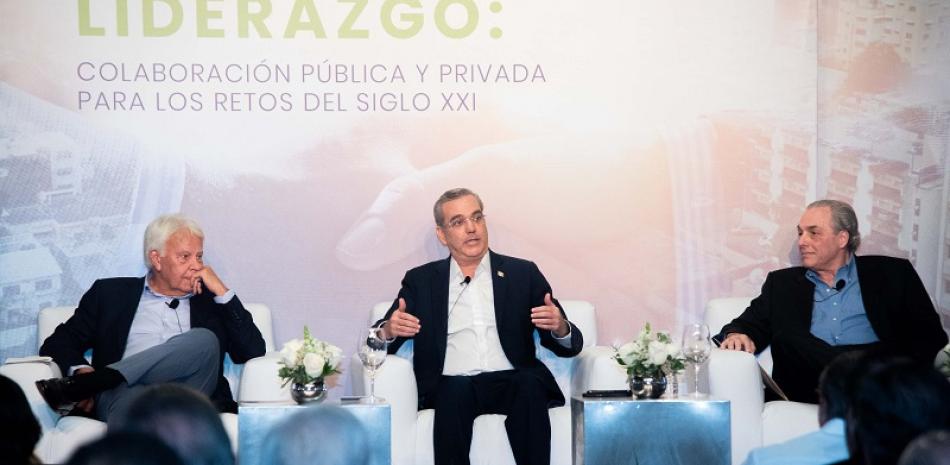 Presidente Luis Abinader durante el panel. Foto: Fuente externa.