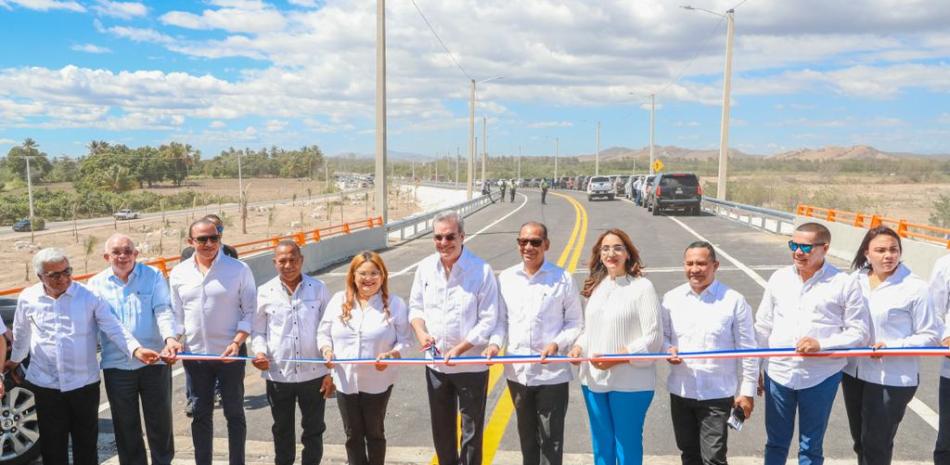 Presidente Luis Abinader y demás autoridades en la inauguración de circunvalación de Azua. Fuente externa.