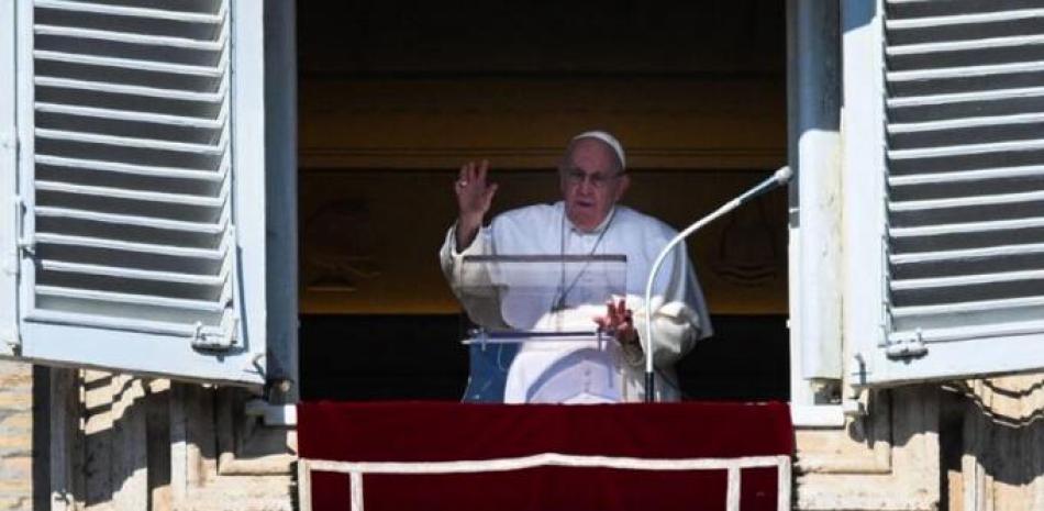 El papa Francisco saluda desde una ventana del Palacio Apostólico de Ciudad del Vaticano durante la oración semanal del Ángelus el 12 de febrero de 2023 / AFP