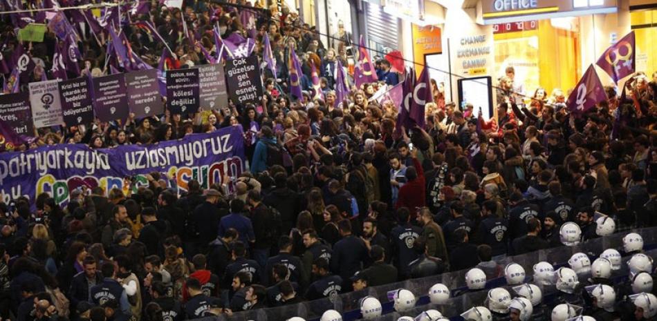 La policía turca bloquea a las manifestantes que tratan de realizar una marcha por el Día Internacional de la Mujer en Estambul, el viernes 8 de marzo de 2019. AP