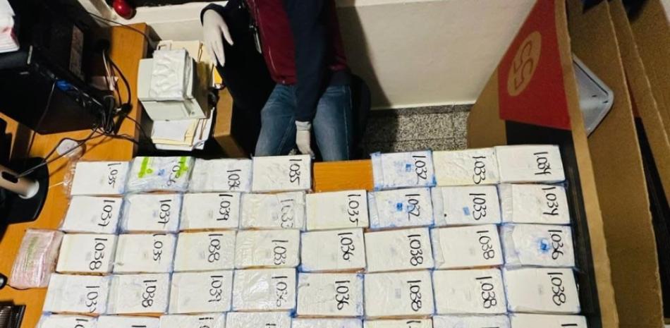 Paquetes de presunta cocaína decomisados en una maleta en el AILA / Fuente Externa