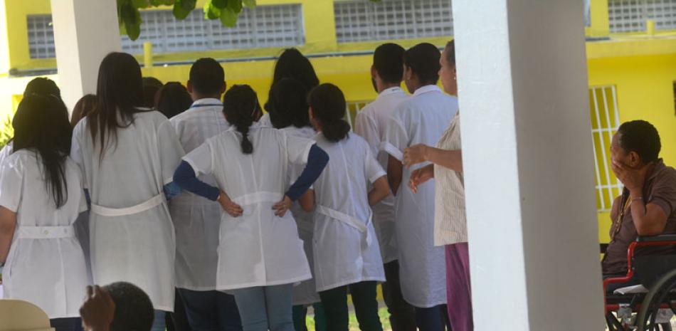 Estudiantes de psiquiatría reciben orientación durante una jornada de capacitación en el hospital psiquiátrico. /LD