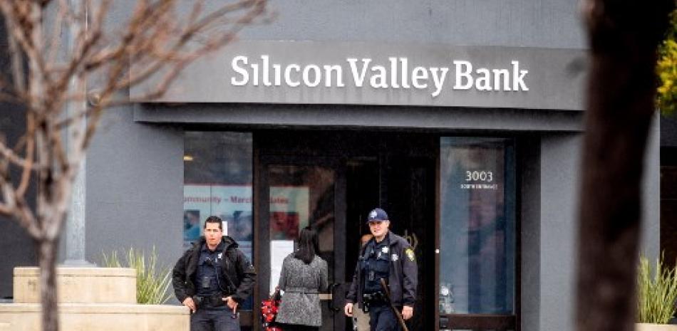 Agentes de policía salen de la sede de Silicon Valley Bank en Santa Clara, California, el 10 de marzo de 2023. Las autoridades de EE. UU. se abalanzaron y confiscaron los activos de SVB, un prestamista clave para las empresas emergentes de EE. el banco mediano para mantenerse a flote por su cuenta.
NOAH BERGER / AFP