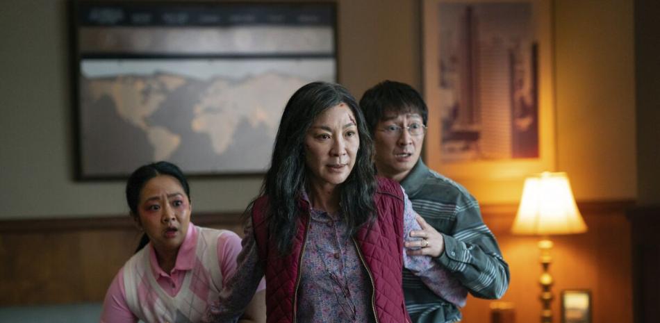 En esta imagen proporcionada por A24, de izquierda a derecha, Stephanie Hsu, Michelle Yeoh y Ke Huy Quan en una escena de “Everything Everywhere All At Once” (“Todo a la vez en todas partes”). (Foto: Allyson Riggs / Associated Press).