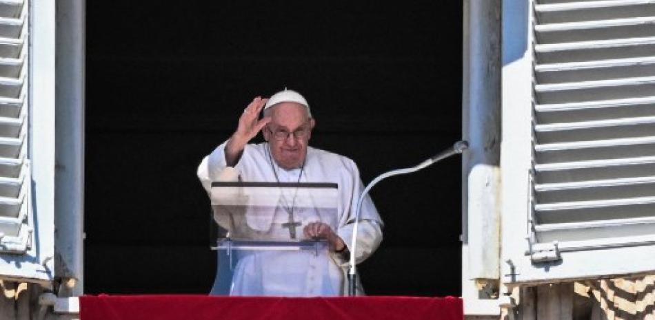 El Papa Francisco saluda desde la ventana del palacio apostólico durante la oración semanal del Ángelus el 12 de marzo de 2023 en el Vaticano. Tiziana FABI / AFP