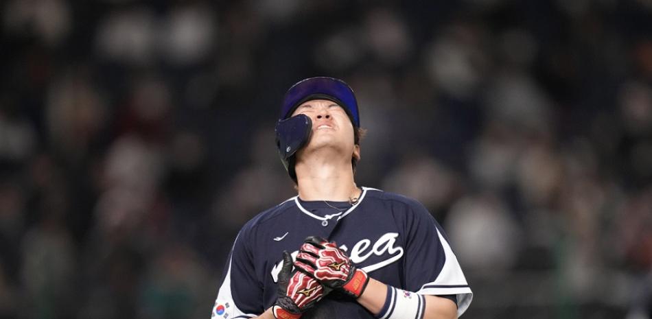 Park Hae-min de Corea del Sur reacciona después de tocar un sencillo durante la tercera entrada del juego del Grupo B de la primera ronda entre Corea del Sur y China en el Clásico Mundial de Béisbol (WBC) en el Tokyo Dome en Tokio, Japón, el lunes 13 de marzo. , 2023. (Foto AP/Eugene Hoshiko)