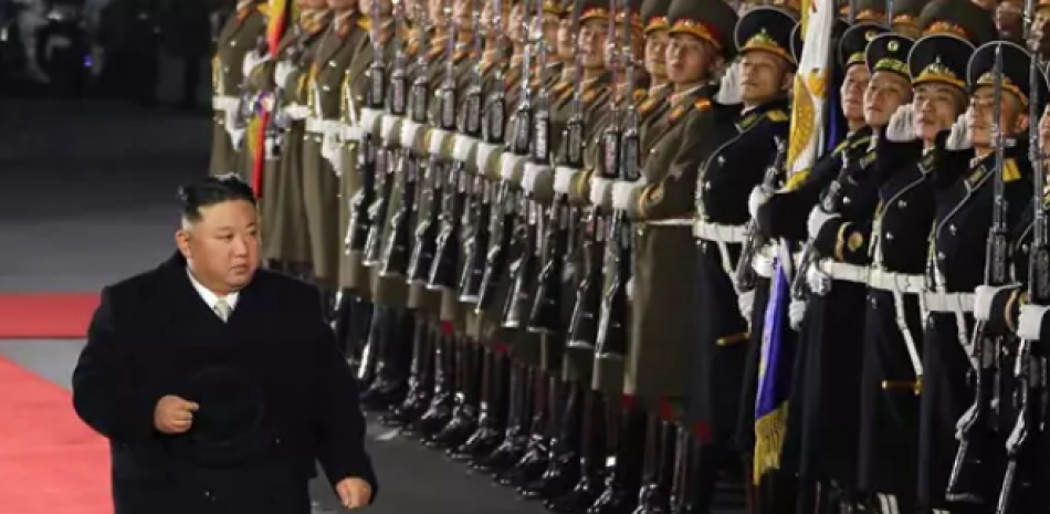 El presidente de Corea del Norte, Kim Jong Un, durante un desfile militar. Europa Press