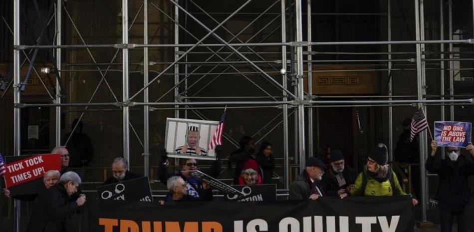 La gente protesta frente a la oficina del fiscal de distrito antes de la acusación anticipada del expresidente Donald Trump el martes 21 de marzo de 2023 en Nueva York