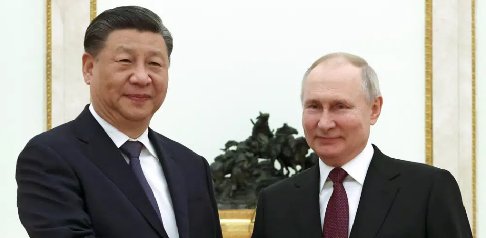 El presidente chino Xi Jinping y su homólogo ruso Vladimir Putin posan para las cámaras previo a su reunión en el Kremlin, en Moscú, el lunes 20 de marzo de 2023. (Sergei Karpukhin, Sputnik, Kremlin Pool Photo vía AP)