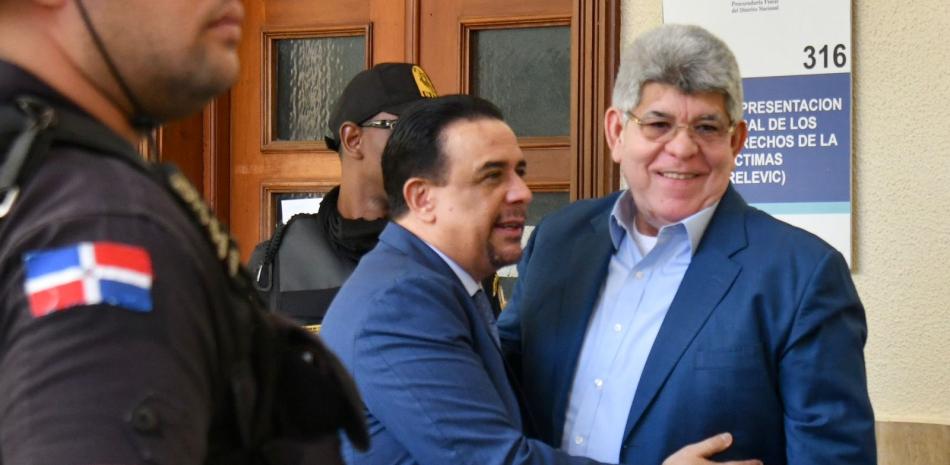 Alexis Medina y Fernando Rosa se saluda con afecto esta mañana en el Palacio de Justicia de Ciudad Nueva. JORGE LUIS MARTINEZ/LD