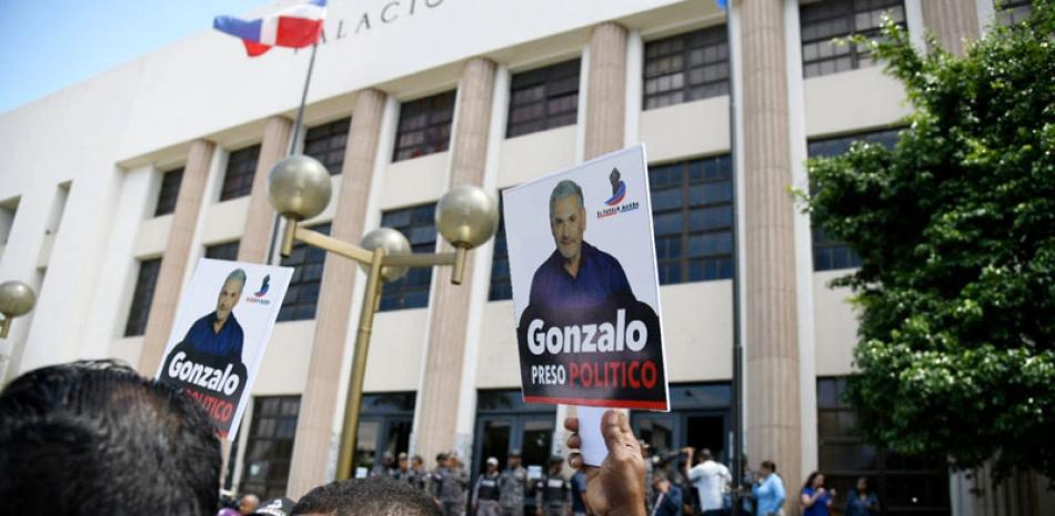 Las bombas lacrimógenas terminaron la marcha de condena a la detención de los exministros de danilo medina. Jorge Martínez