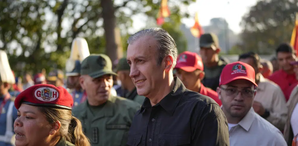 El ministro de Petróleo venezolano, Tareck El Aissami, a su llegada al museo militar 4F donde está enterrado el expresidente Hugo Chávez, dentro de las actividades por el décimo aniversario de la muerte de Chávez, en Caracas, Venezuela, el miércoes 15 de marzo de 2023. El ministro El Aissami renunció a su cargo el lunes 20 de marzo de 2023 tras una serie de detenciones por investigaciones de corrupción a funcionarios vinculados a sectores estratégicos como el petrolero. (AP Foto/Matias Delacroix
