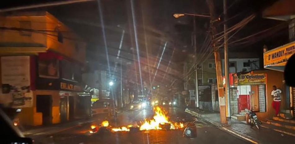 Neumáticos ardiendo en una calle de Santiago, en protesta por el arresto de exfuncionarios peledeístas.