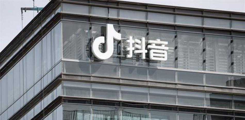 El logo de Douyin, la contrapartida china de TikTok, se ve en una oficina de ByteDance en Pekín, China, el 16 de marzo de 2023.
Foto: EFE/EPA/MARK R. CRISTINO