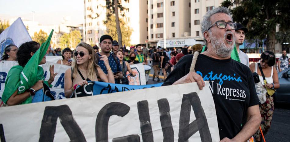 Activistas ambientales marchan durante una manifestación en el marco del Día Mundial del Agua en Santiago el 22 de marzo de 2023. El Día Mundial del Agua se celebra el 22 de marzo de cada año desde 1993.  AP