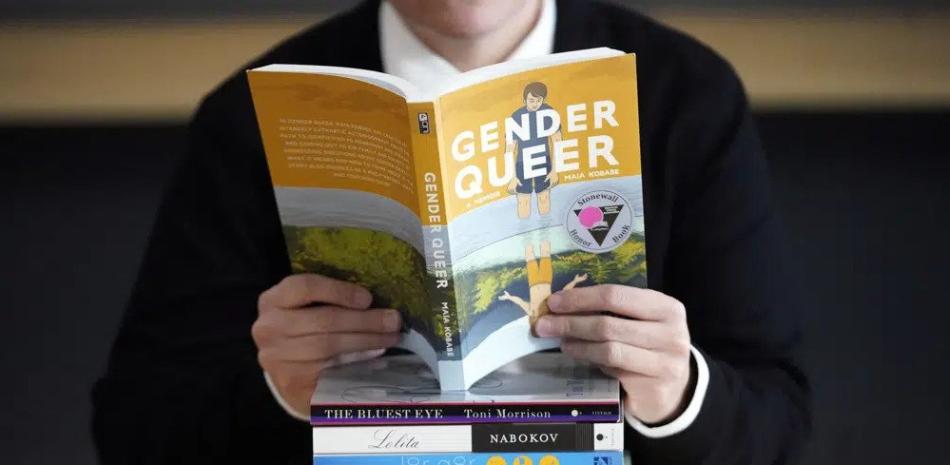 Una pila de libros que han enfrentado reclamaciones en el Utah Pride Center en Salt Lake City, el 16 de diciembre de 2021. Los intentos de prohibir y restringir libros en escuelas y bibliotecas públicas siguen en alza, según un nuevo reporte de la Asociación Estadounidense de Bibliotecas. (AP Foto/Rick Bowmer, Archivo)