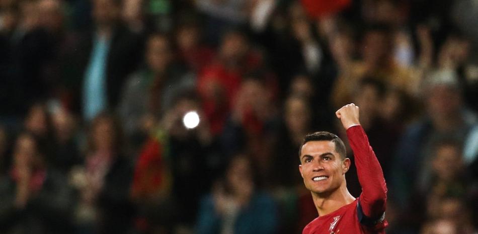 El delantero portugués Cristiano Ronaldo celebra marcar el tercer gol de su equipo durante el partido de clasificación para la UEFA Euro 2024 entre Portugal y Liechtenstein en el estadio José Alvalade de Lisboa el 23 de marzo de 2023.
Foto: CARLOS COSTA / AFP