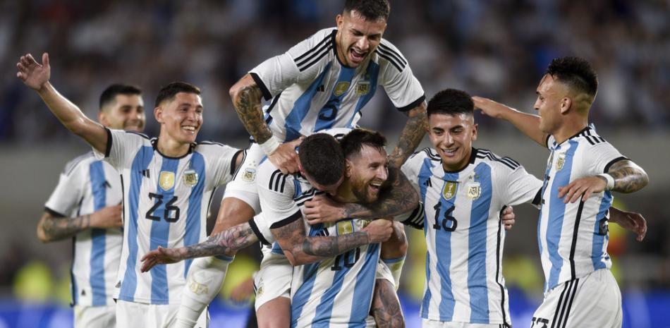Lionel Messi (10) de Argentina celebra con sus compañeros después de anotar el segundo gol de su equipo contra Panamá durante un partido amistoso de fútbol en Buenos Aires, Argentina, el jueves 23 de marzo de 2023. (Foto AP/Gustavo Garello)