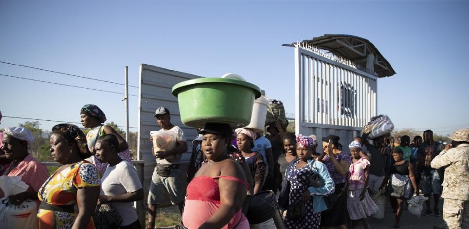 Los haitianos cruzan la frontera entre Quanamienthe en Haití y Dajabón en la República Dominicana para trabajar en el mercado binacional para comprar o vender productos en Dajabón, Haití, el 20 de marzo de 2023.
Foto: Erika Santelices/ afp