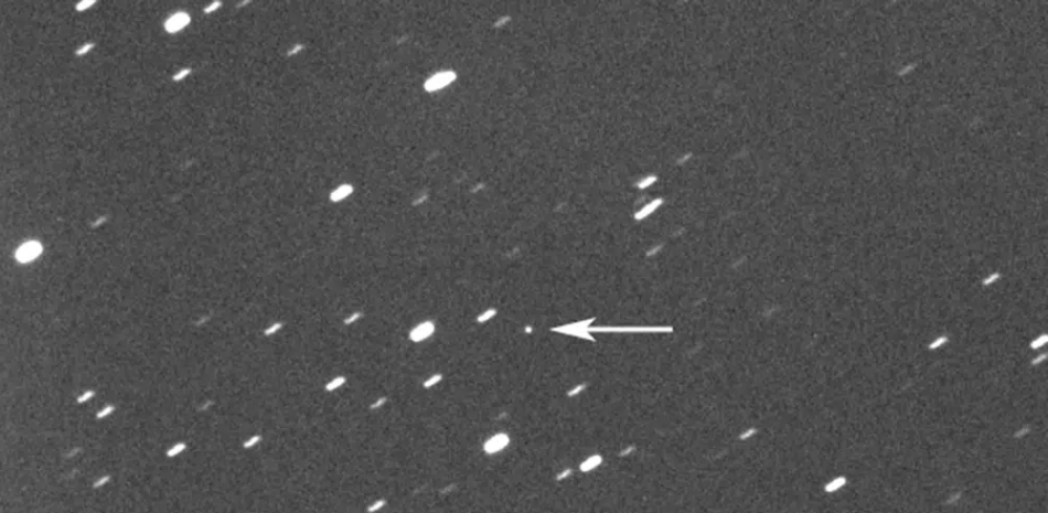 Esta fotografía proporcionada por Gianluca Masi muestra al asteroide 2023 DZ2, señalado por una flecha en el centro de la imagen, a unos 1,8 millones de kilómetros (1,1 millones de millas) de distancia de la Tierra, el 22 de marzo de 2023. (Gianluca Masi/Virtual Telescope Project vía AP)