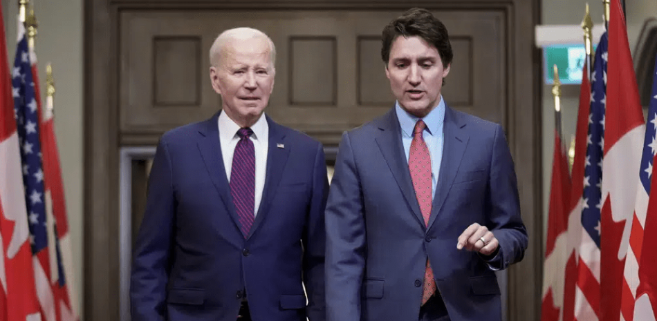 El presidente Joe Biden camina con el primer ministro canadiense Justin Trudeau en el Parlamento, el viernes 24 de marzo de 2023, en Ottawa, Canadá. (AP Foto/Andrew Harnik)