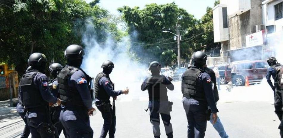 Agentes policiales rodearon los alrededores de la Casa Nacional del PLD. Fotos: Jorge Martínez / LD