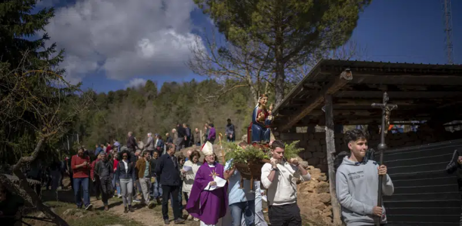 Pobladores locales realizan una procesión con la imagen de Nuestra Señora de Torrents, una virgen asociada históricamente con las sequías, en L'Espunyola, al norte de Barcelona, España, domingo 26 de marzo de 2023. (AP Foto/Emilio Morenatti)