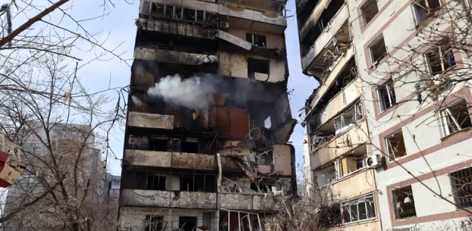 Un edificio de apartamentos después de que un misil ruso lo dañara el miércoles 22 de marzo de 2023 en la ciudad ucraniana de Zaporiyia. (AP Foto/Kateryna Klochko