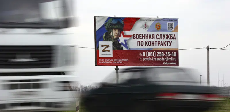 Un cartel que anuncia un "contrato de servicio militar" se ve junto a una autopista a las afueras de Krasnodar, Rusia, el jueves 23 de marzo de 2023. Esta primavera hay una nueva campaña en Rusia que busca reclutas para reponer las tropas en la guerra en Ucrania. (AP Foto)