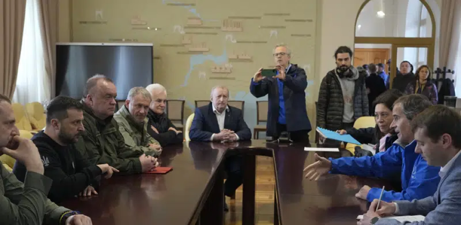 El presidente de Ucrania, Volodymyr Zelenskyy (segundo desde la izquierda) se reúne con el jefe de energía atómica de la ONU, Rafael Mariano Grossi (segundo desde la derecha) durante una visita a Zaporiyia, Ucrania, el lunes 27 de marzo de 2023. (AP Foto/Efrem Lukatsky