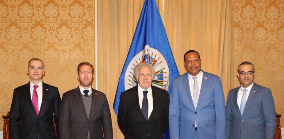 Luis Almagro, Eddy Alcántara, Josue´ Fiallo, Pascal Pen~a y Luis Tolentino, durante la reunión en la sede de la OEA.