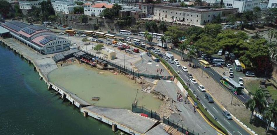 El desplome en el pavimento obligó a desviar el tránsito en las cercanías del puerto. Raúl Asencio